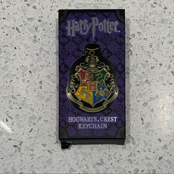 Harry Potter Hogwarts Crest Keychain - Picture 5 of 5